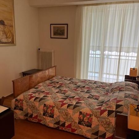 Spacious And Sunny Appartment In Cholargos Atenas Exterior foto